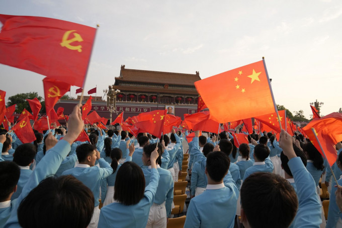 习近平今日在天安门发表讲话，重申坚持「一个中国」原则。AP