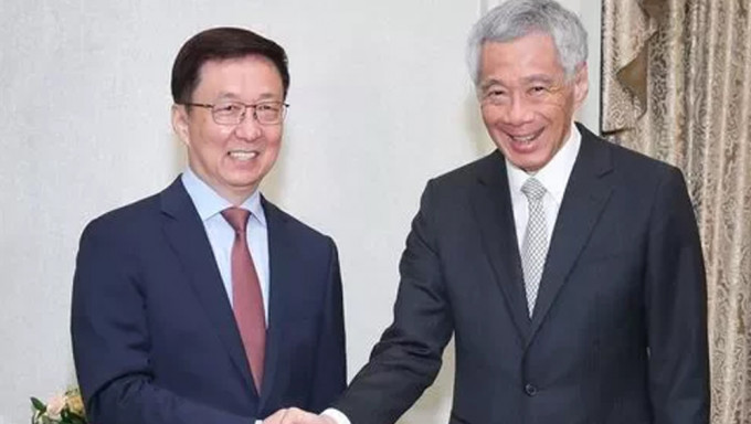 国务院副总理韩正(左)访问新加坡，与新加坡总理李显龙会面。FB图