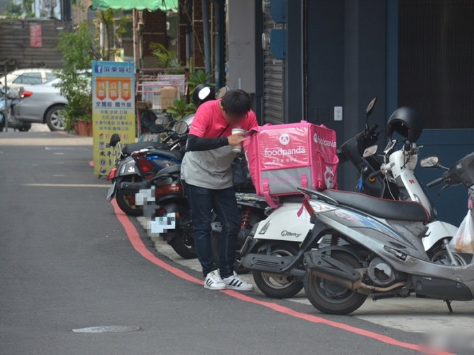 台湾一名女网民日前叫外卖，发现外送员竟是前男友。　示意图
