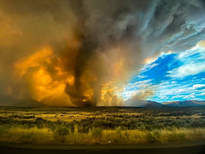 加州雷暴加剧山火蔓延 ，更出现罕见「火龙卷」。AP图