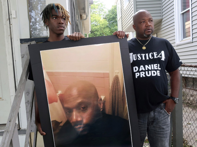 纽约州41岁非裔男子普鲁德遭套头窒息亡案件，陪审团决定不会起诉任何警员。AP资料图片