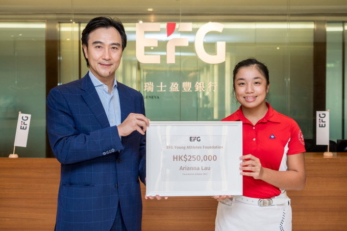 香港高尔夫球新力军刘弦（右）获得资助，盈丰青少年运动员基金会主席赵善铨负责颁证书。 公关图片