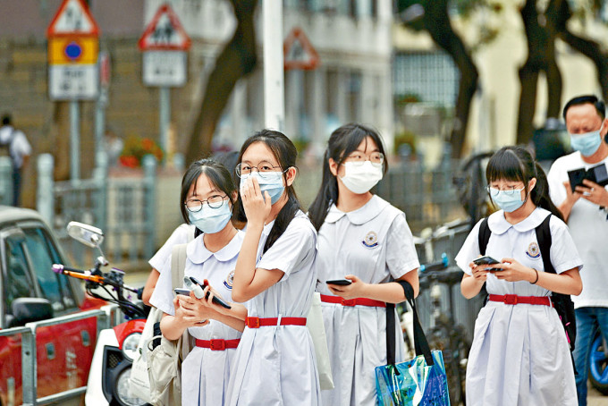 据悉新一份《施政报告》聚焦中小学推展价值观教育，当局已邀请个别学校试行课程架构。