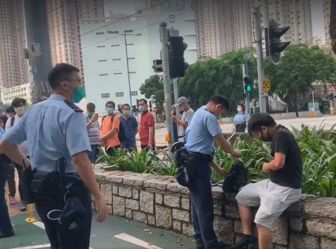 男子在天瑞邨與街站人員發生衝突後被捕。「天水連線」fb截圖