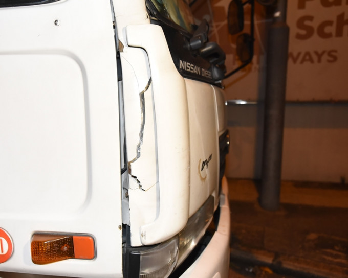 警方另發現涉案貨車的擋風玻璃出現裂紋，泵把及車頭燈亦有損毀。資料圖片