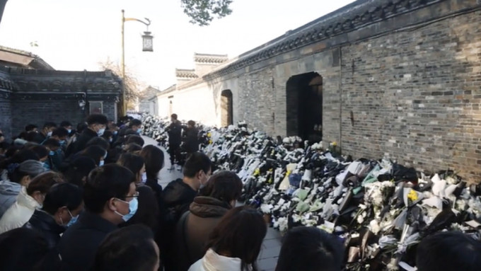 江泽民的扬州旧居前，有民众献花悼念。 网图