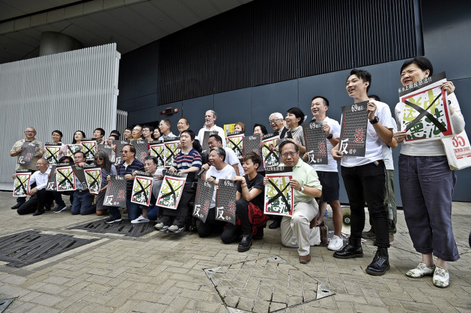 民阵及泛民人士今日于立法会外，呼吁市民参与游行。