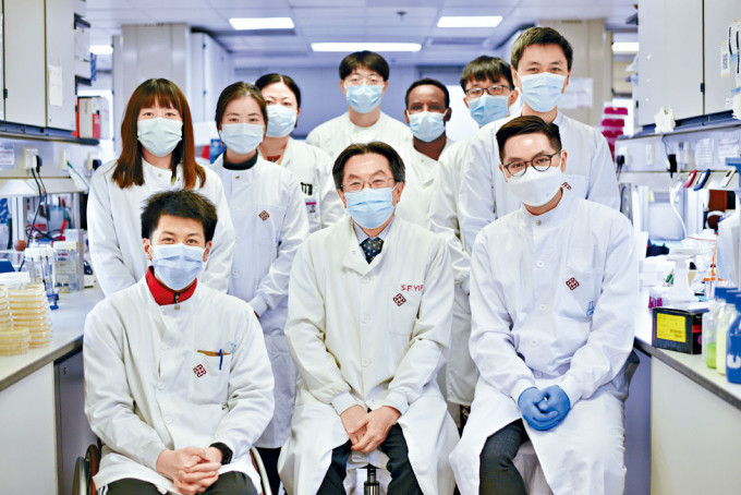 理大医疗科技及资讯学系团队，前排中为系主任叶社平。