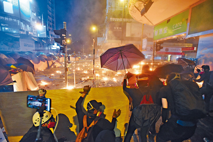 案发于前年十一月十九日，有示威者在旺角一带架设路障，有人投掷汽油弹。