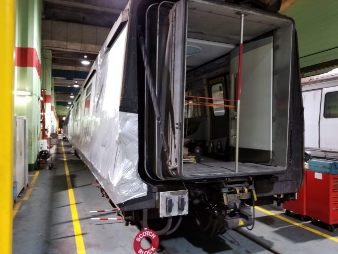 损毁列车其中5卡被拖回九龙湾车厂。