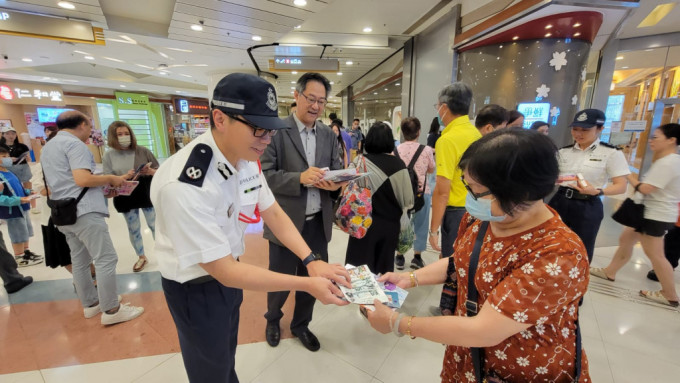 警方东九龙总区高姿态巡逻 加强宣传提高市民反恐防骗意识。