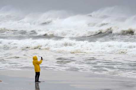 颶風「邁克爾」在佛州墨西哥海灘登陸後威力增強。AP