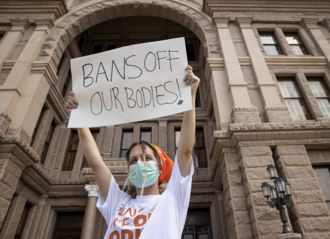 民众反对「德州心跳堕胎法」提出抗议。AP图片