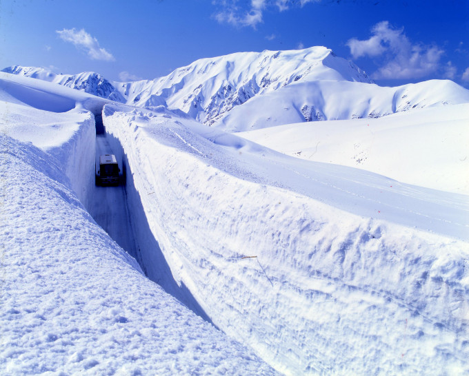 为庆祝立山黑部阿尔卑斯路线开通五十周年，雪之大谷将其中的五十米雪道回复五十年前的单线行车模样。