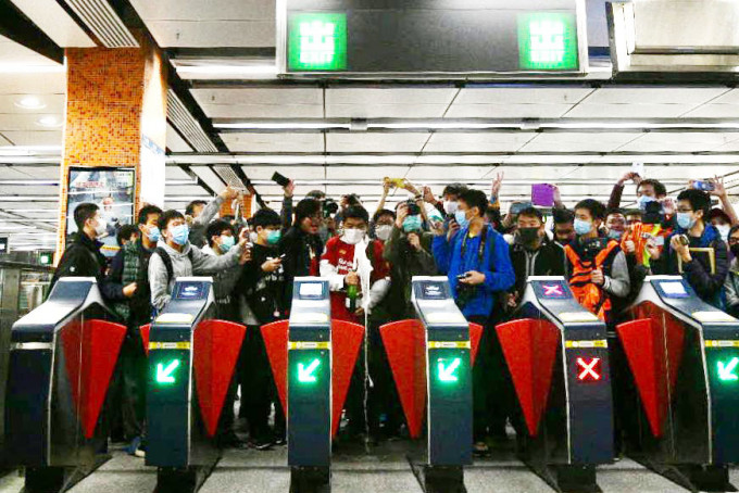 屯马线一期开通当日，大批市民乘搭头班车。 资料图片