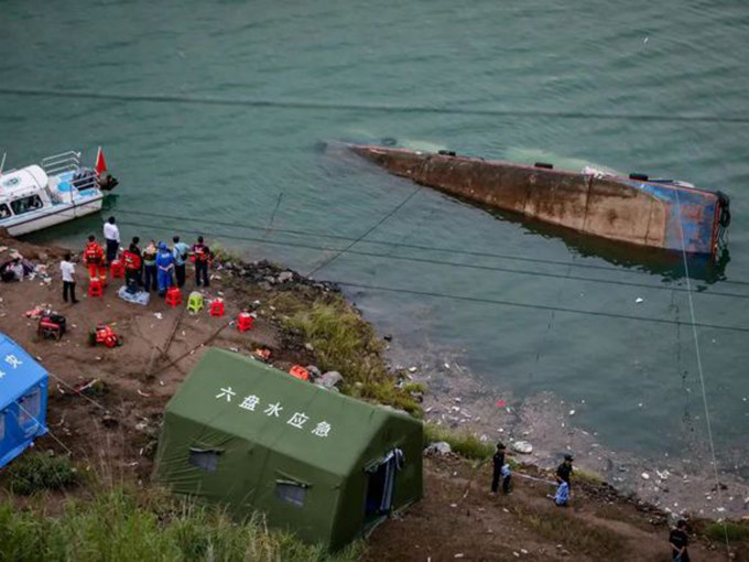 救援人員在事故現場繼續搜救失蹤者。新華社圖片