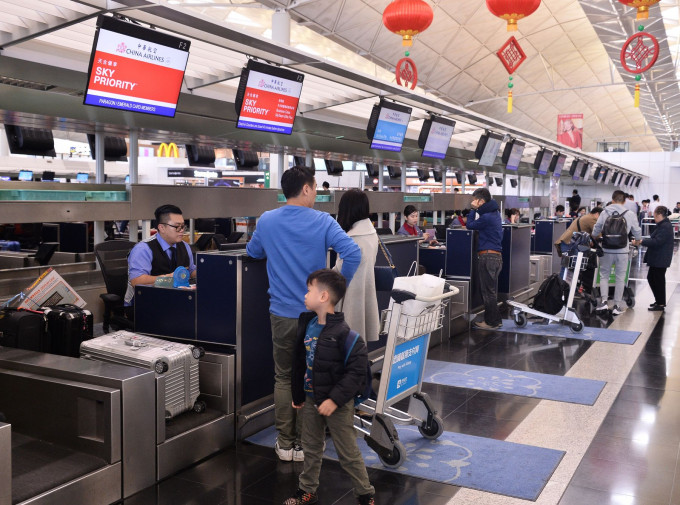 明日有4班香港往返台北航班需取消。资料图片