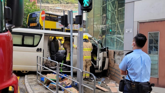 货VAN怀疑失控，铲行人路撼大厦外墙。 香港突发事故报料区FB图