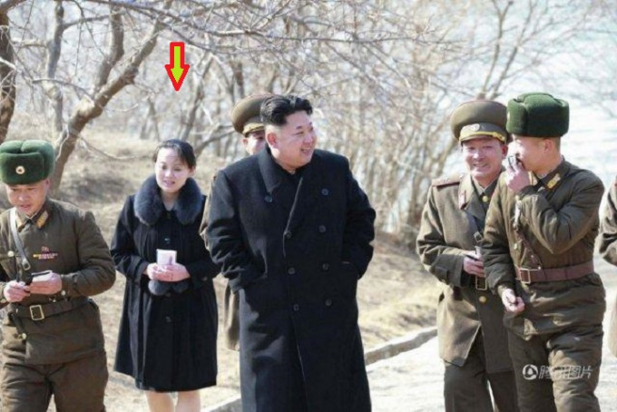 金与正（左二）早前陪同金正恩视察北韩人民军部队。