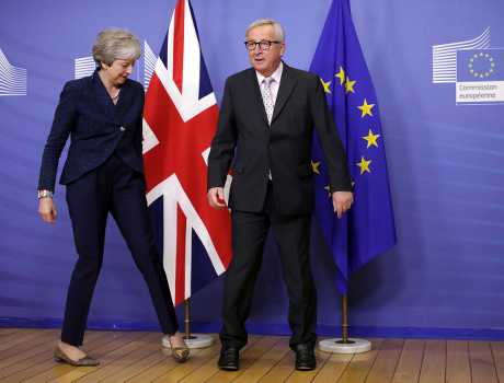 （左起）英國首相文翠珊與歐盟執委會主席容克。AP