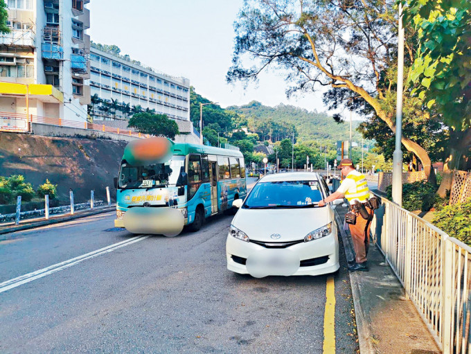 开学日前夕，警方严打违例泊车。