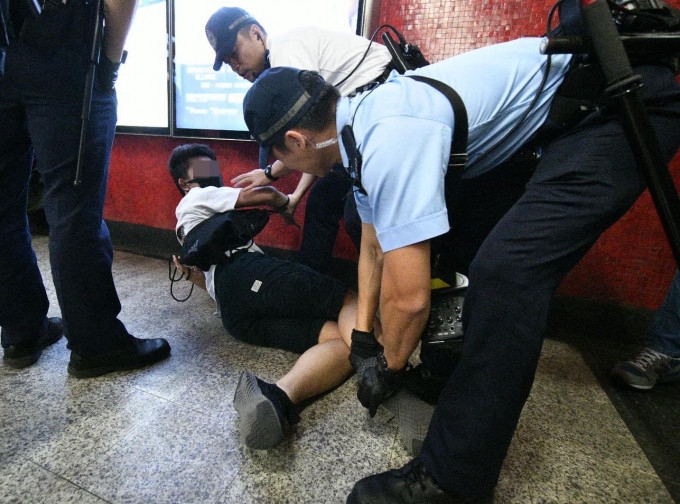 警方在中環站拘捕一名男子。