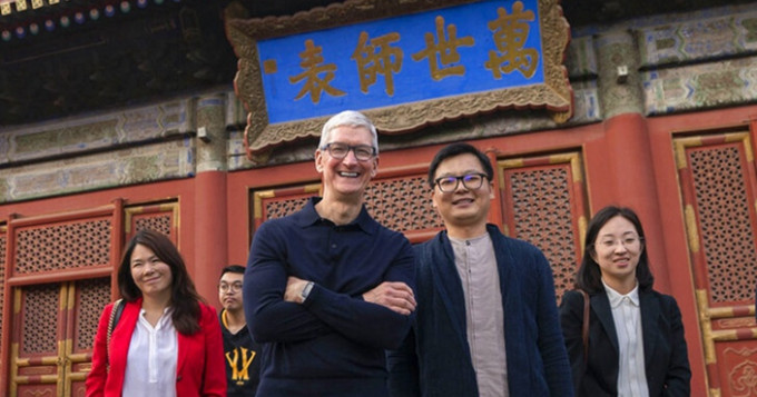 库克去年访华，表示坚定在中国生产iPhone，不过苹果要造车，情况可不一样。资料图片