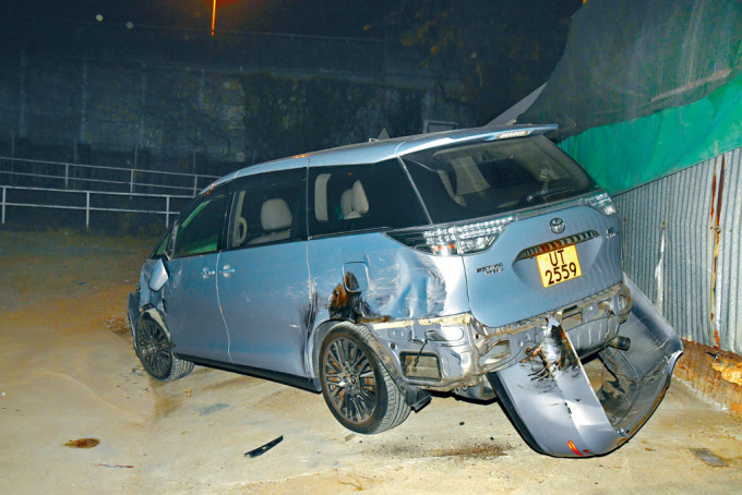警方在元朗高埔村拖走一辆车尾损毁涉案七人车。