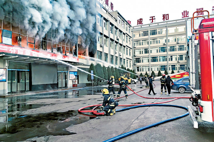 山西吕梁一煤矿办公楼发生火灾，已致26人遇难。