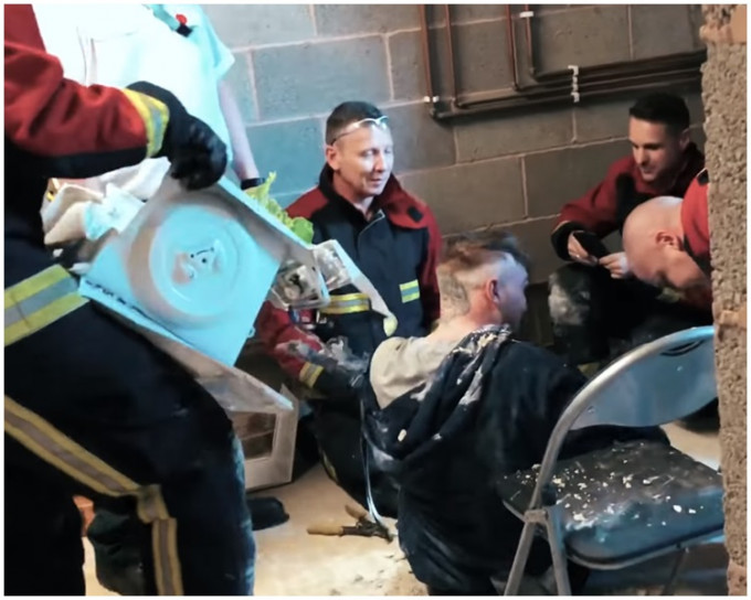 消防員花了一小時把微波爐拆開，把該名男子救出。片段截圖