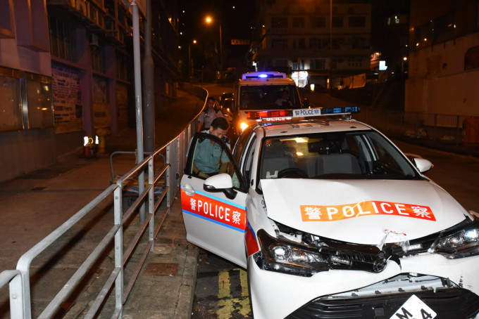 警车与的士灯位相撞，疑有司机冲红灯肇祸。