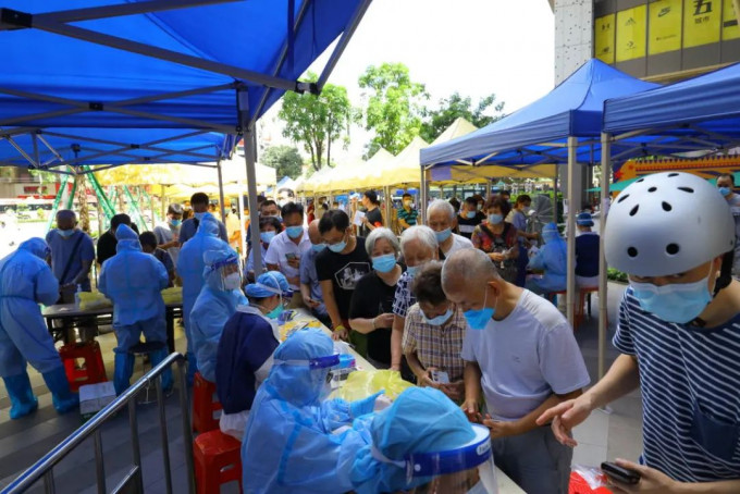 廣州醫務人員為市民進行核酸檢測。網上圖片