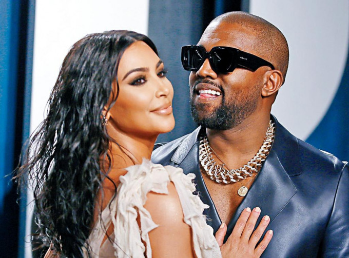 Kanye与Kim的离婚已成定局，日前已跟Julia约会。