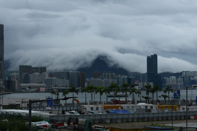天文台預料本港地區今日大致多雲，間中有驟雨及狂風雷暴。