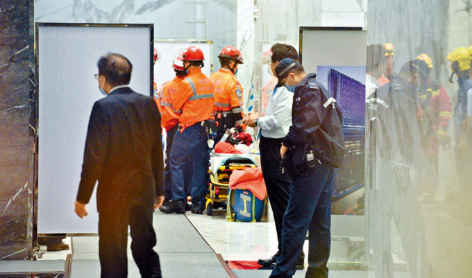 救援人员拯救堕升降机槽底的清洁工。