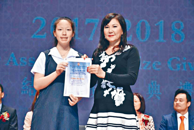洪嘉莹（左）在IGCSE中获得十二科A*佳绩，她学业成绩一向名列前茅，是校内的奖学金常客。