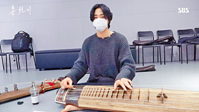 ■安孝燮本身已精通多項樂器，如今連玄鶴琴都已上手。