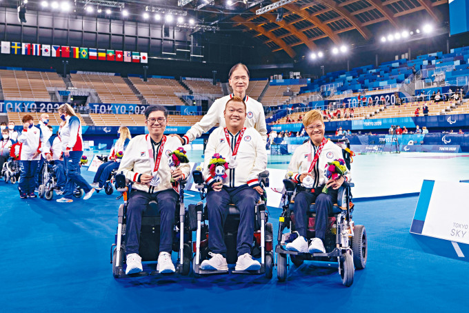 ■左起：黃君恒、梁育榮和劉慧茵在硬地滾球BC四級雙人賽決賽摘銀。