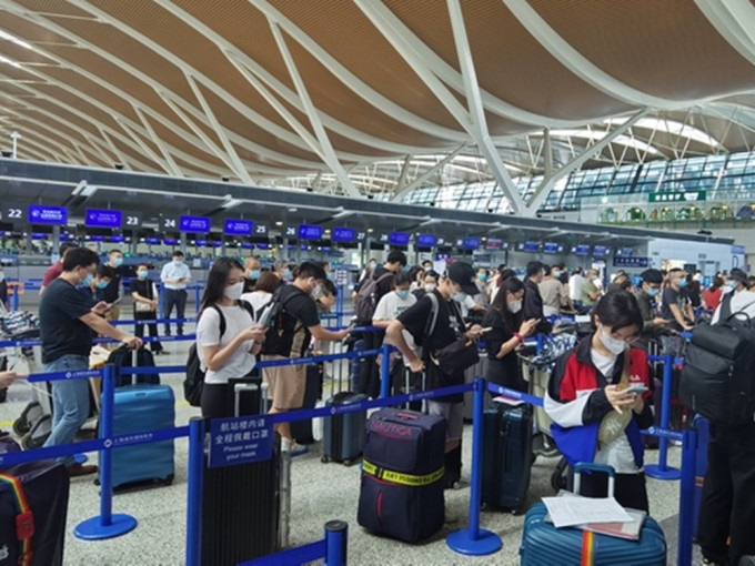 浦東機場自月中起有大批留學生準備出國。網圖