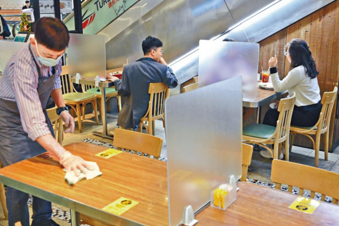 据外国研究，食肆在桌上安装的胶板可能反而阻碍空气流动。