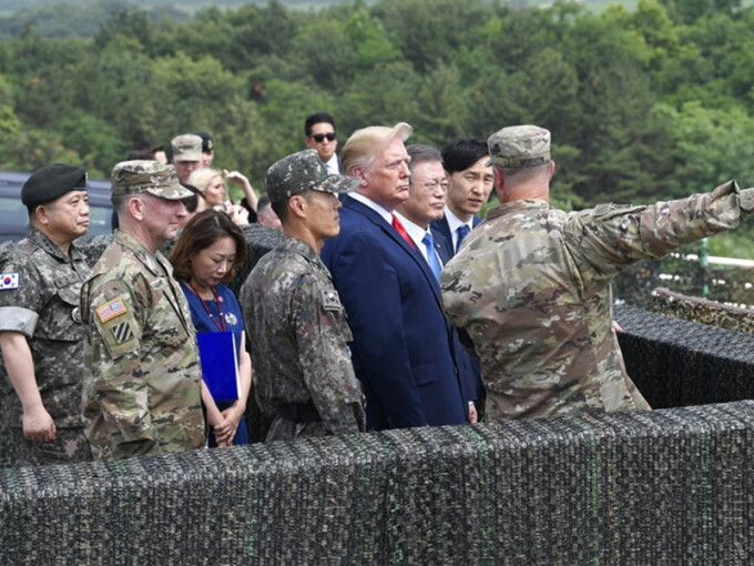 在官员陪同下遥望北韩领土。AP