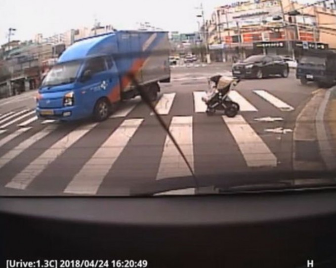 一台嬰兒車滑離人行道，漸漸加速往路口滑行。片段截圖