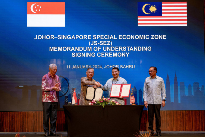 新加坡和马来西亚签署柔佛-新加坡经济特区谅解备忘录。路透社