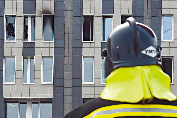 俄罗斯圣彼得堡消防员昨日在受灾医院现场。