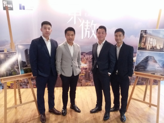 麒丰洪英伟称(右二)指出，新蒲岗工厦项目东傲料于下月开售。(左起:李岳桥、郭浩泉、右一为叶民星)