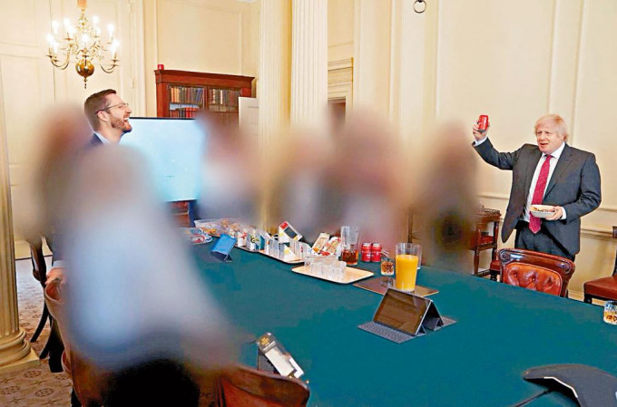 英国昨日发布的新报告，附有约翰逊前年六月在首相府出席生日派对的照片。