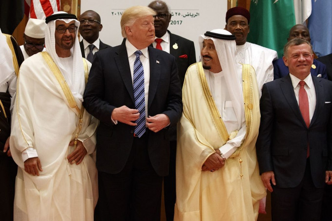 特朗普（左二）早前与沙特国王萨勒曼（右二）会晤。美联社资料图片