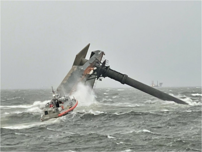 路易斯安那州船只翻沉，仍有12人失踪。网图