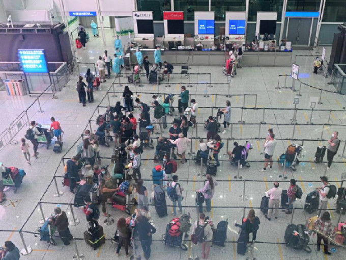 消息指一名近日由美国返港的港人在机场验出对新冠病毒呈阳性。资料图片
