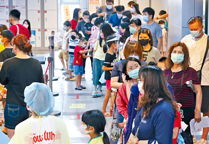 台湾屏东县不少家长带幼童排队施打疫苗。